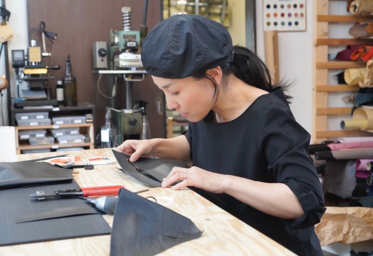 大切な思い出になる革製品。Leather Studio Thirdの革職人がお客さまに